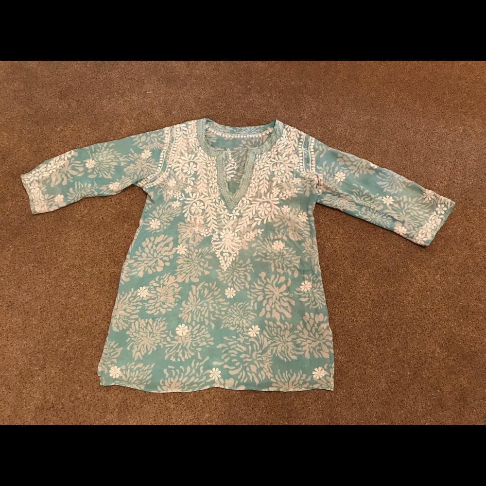 🌸 green/white tunic with embroidered detail.